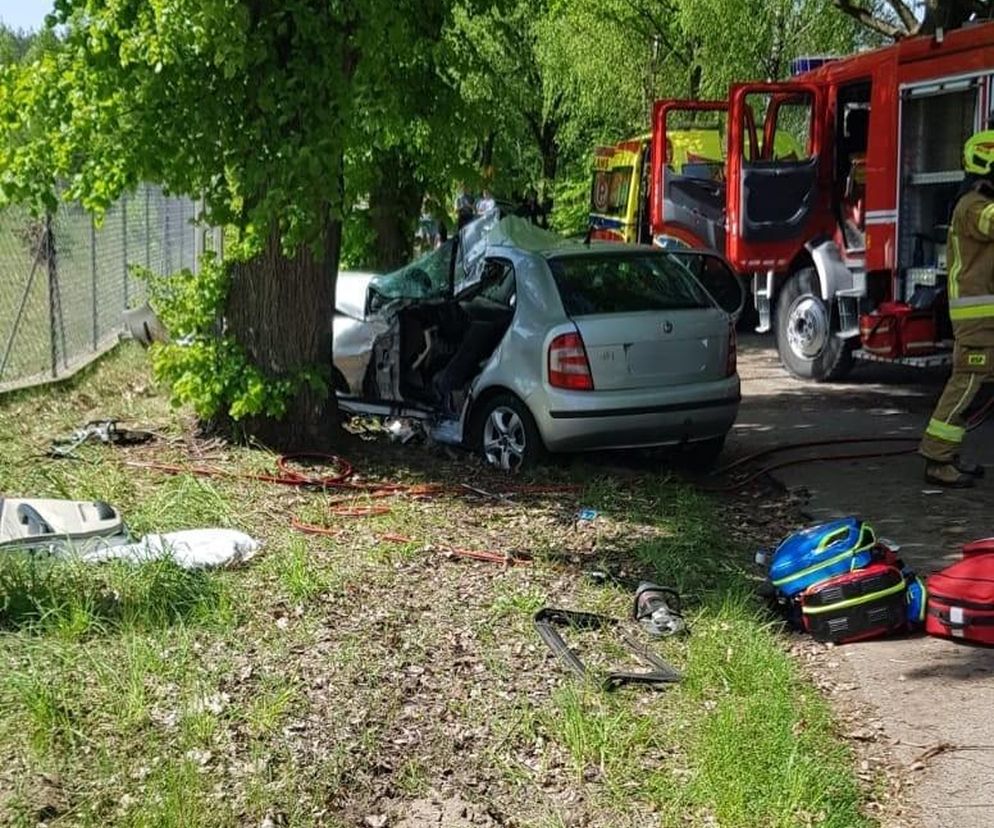 Śmiertelny wypadek pod Wyszkowem. Kierowca rozbił się na drzewie