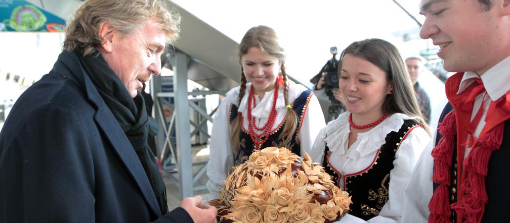 Ukraina - Polska, piłkarze przywitani chlebem i solą