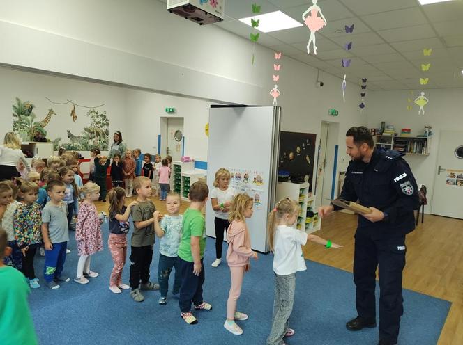 Iławska policja w przedszkolu Zielona Żyrafa