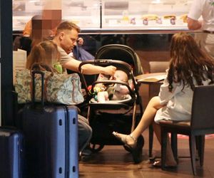 Marcin Hakiel z rodziną lecą na wakacje