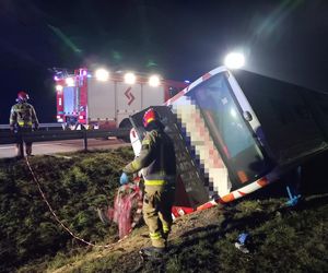 Nocny wypadek autobusu pod Łowiczem. Kilka osób w szpitalu. Pojazd wylądował w rowie [ZDJĘCIA].