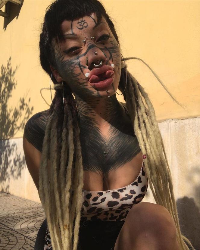  Ta dziewczyna myśli, że jest kotem. Ma 72 kolczyki, zmodyfikowaną twarz i rozszczepiony język. Szokujące zdjęcia! 