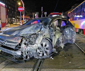 Groźny wypadek w Warszawie. Samochód i dwa tramwaje rozbite. Jeden z nich się wykoleił