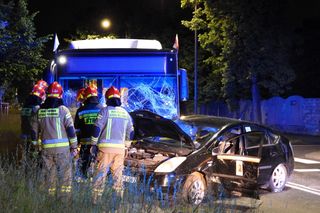 Dramatyczny wypadek we Włochach. Autobus zdzerzył się z osobówką