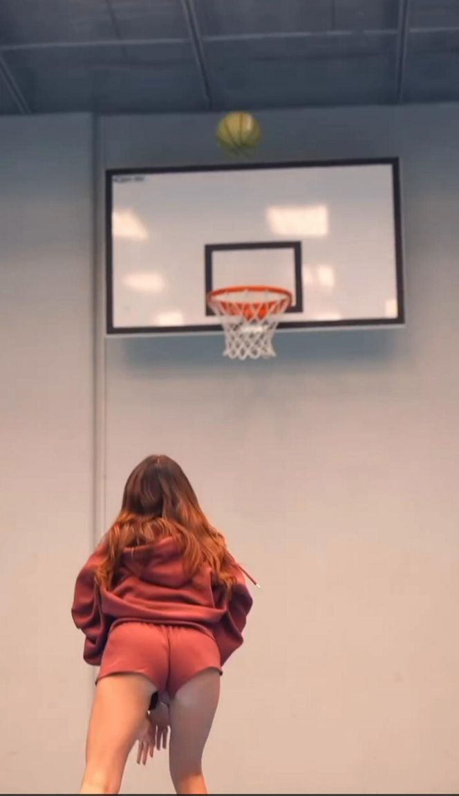 Roxie Węgiel grała w kosza na słynnej arenie