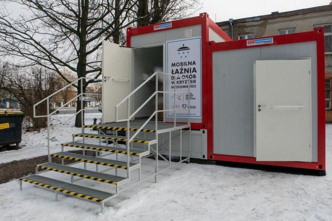 W Łodzi stanęła mobilna łaźnia dla bezdomnych