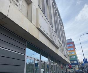 Kino Praha w Warszawie - płaskorzeźby artystów