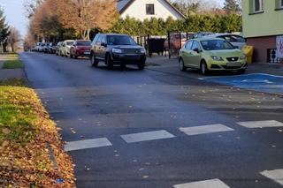 Rowerzystka przeprowadzała rower przez pasy. Potrącił ją samochód