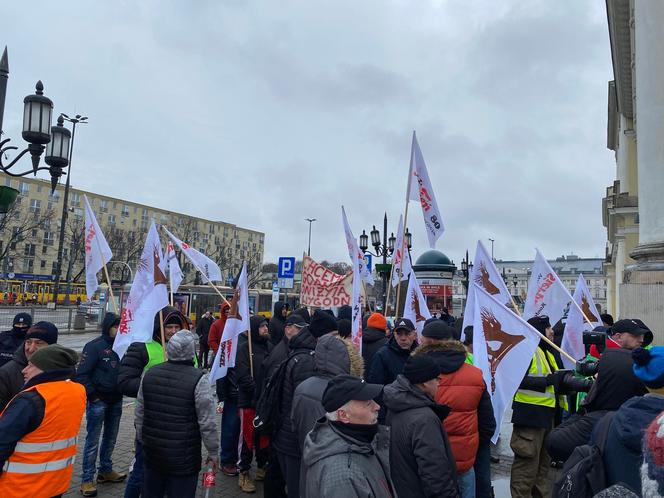 Warszawa: pracownicy MPO protestowali przed ratuszem