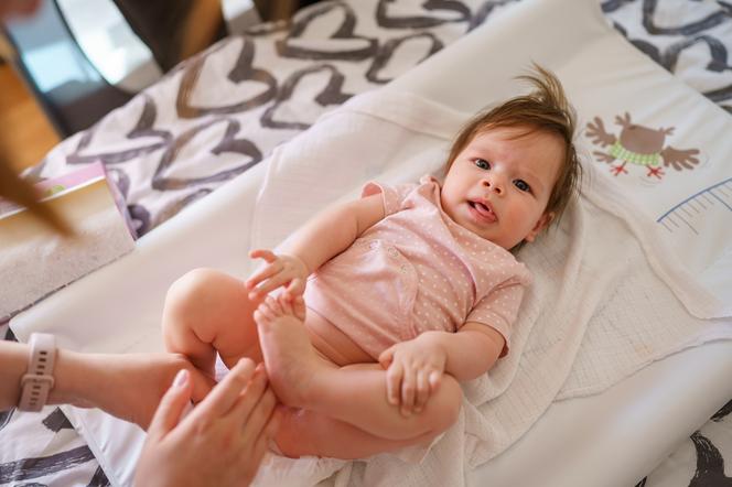 Jak zmienia się kupa niemowlęcia?
