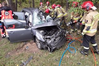Piotrków Trybunalski. Śmiertelny wypadek kierującej saabem. Zginęła na oczach dzieci [ZDJĘCIA].
