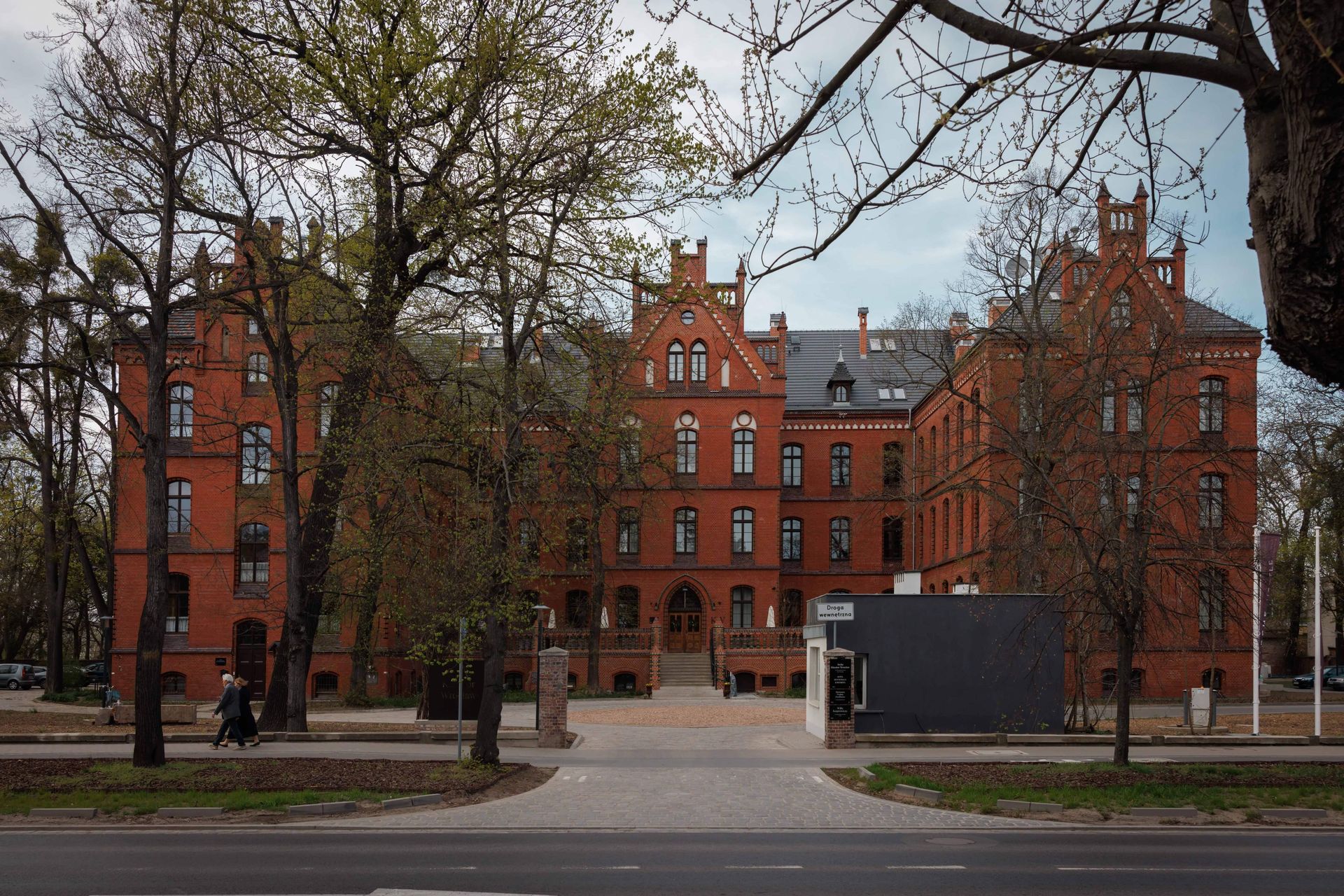 Przebudowa i zmiana sposobu użytkowania dawnego klasztoru na budynek hotelowy