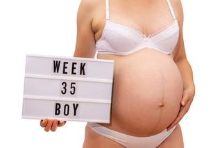35 tydzień ciąży - brzuch matki w ciąży