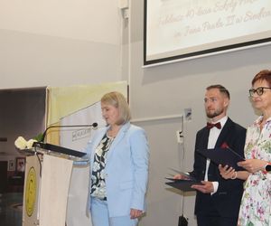 Jubileusz 40-lecia połączony był ze świętem szkoły, ponieważ obchodzi ona również 28. rocznicę nadania imienia.