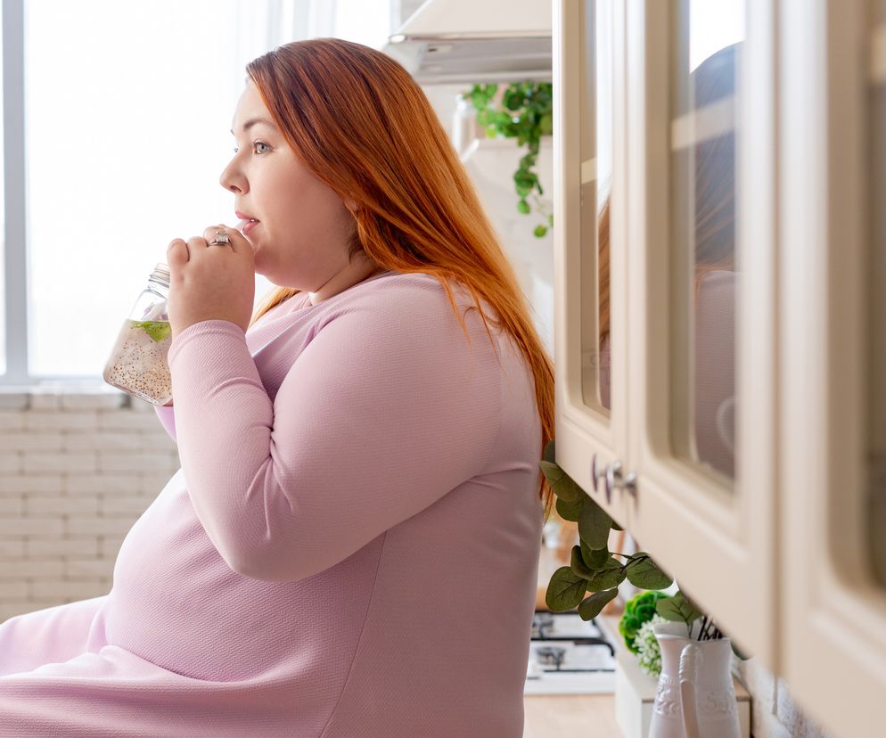 Otyła kobieta pije lemoniadę