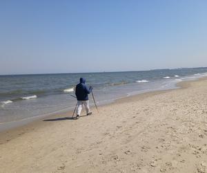 Mieszkańcy korzystają ze słonecznej pogody. Na plaży w Jelitkowie widać już pierwszych spacerowiczów!