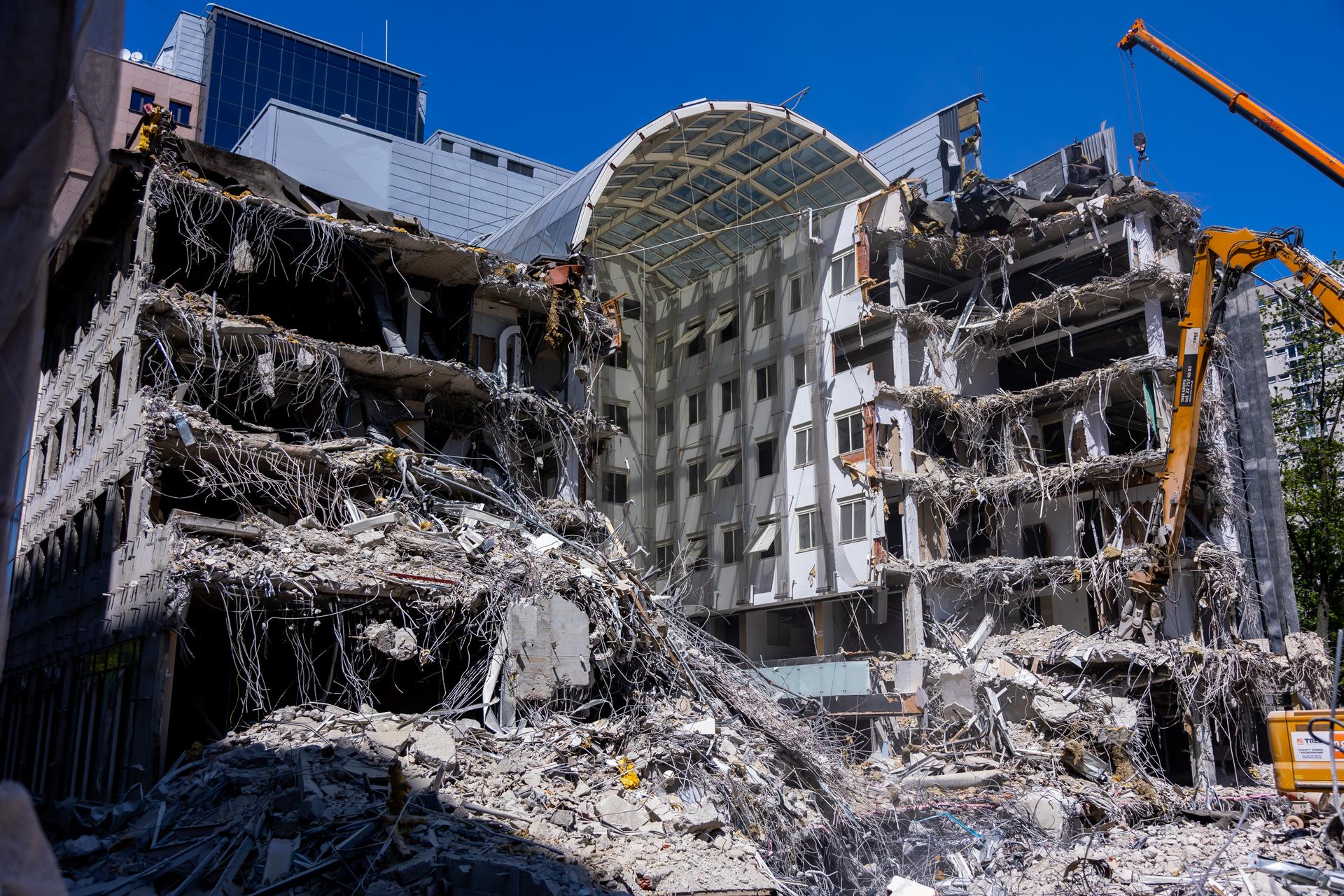 Rozbiórka biurowca Atrium International w Warszawie