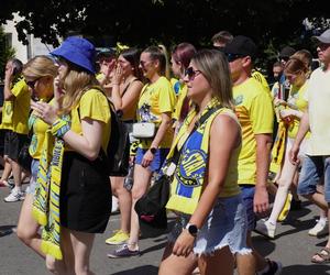 Przemarsz kibiców Stali Gorzów przed meczem z Falubazem Zielona Góra