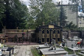 Katowice. Panele fotowoltaiczne na grobowcu. Należy do królowej Romów?