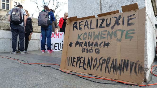 Manifestacja poparcia dla protestujących w Sejmie