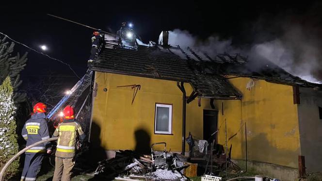 Jastrzebie-Zdrój: Pożar przy ul. Lompy. Ciało mężczyzny w zgliszczach budynku. Trwa akcja strażaków [ZDJĘCIA]