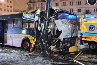 KATASTROFA autobusu w centrum Warszawy. Z kolosa zostały STRZĘPY. Za kierownicą 23-latek [ZDJĘCIA]