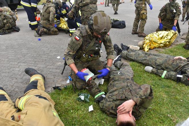 Efektowne ćwiczenia WOT w Czernikowie pod Toruniem. "Scenariusz zakładał atak przeciwnika na szkołę z kilkudziesięcioma uczniami"