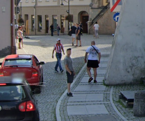 Nieplanowana wymiana koszulek kibiców uchwycona na Google Street View