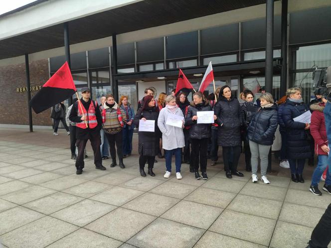 Pracownicy UMK w Toruniu domagają się podwyżek! "Inni dostali w tysiącach, a my nic"