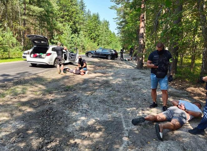 Pod osłoną nocy kradli gotówkę i biżuterię. Wpadli na leśnej drodze!