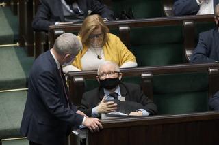 kaczyński w sejmie podpisuje książkę