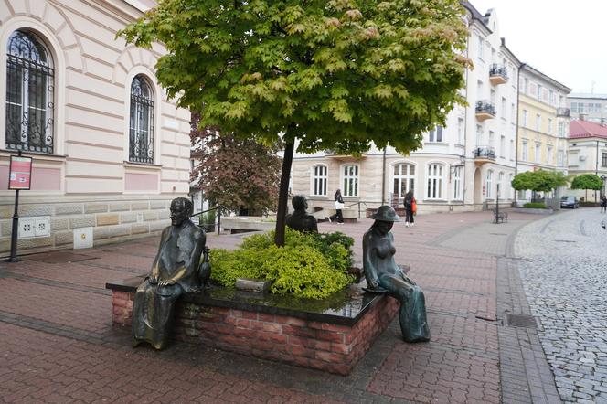 Ławeczka Poetów w Tarnowie. To jedno z ulubionych miejsc turystów odwiedzających Małopolskę!