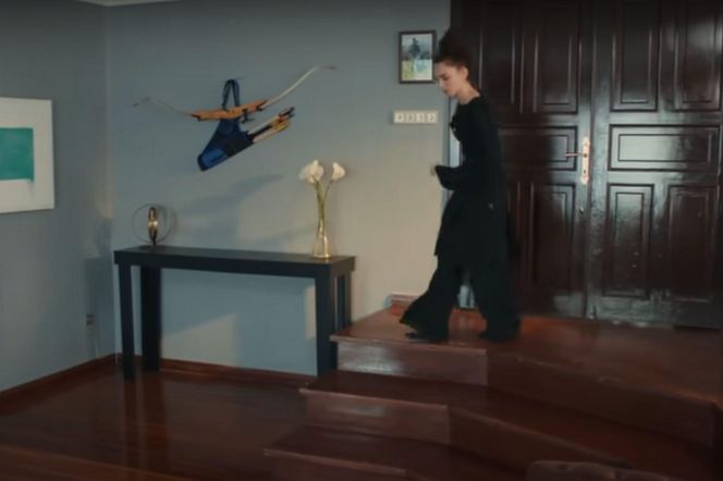 Kobieta sfotografuje broń Yamana, a jej zdjęcie wyśle Idisowi 