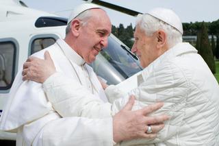 Bracia Papieże: Franciszek i Benedykt powitali się serdecznie
