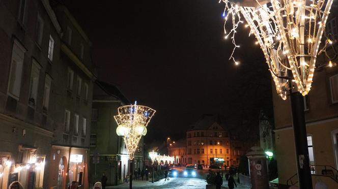 Świąteczne iluminacje w Olsztynie zachwycają. Prawdziwą „gwiazdą” jest choinka na starówce [ZDJĘCIA]