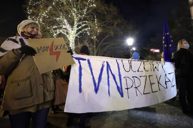 Kilka tysięcy osób na proteście pod pomnikiem Sobieskiego, ponad 2 miliony podpisały już apel w obronie TVN