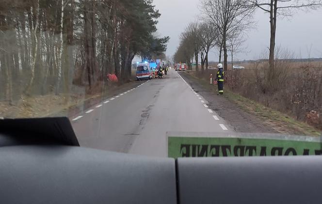 Tragiczny wypadek w Podlaskiem. Opel uderzył w drzewo. Nie żyje 22-latek
