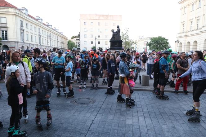 Uczestnicy Warszawa Nightskating 2023