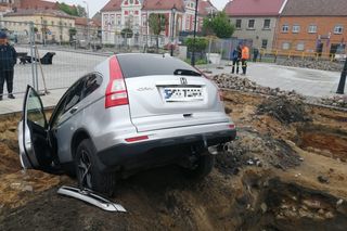 Samochód wpadł do wykopu na rynku w Gostyniu [ZDJĘCIA]