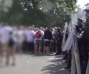 Służby opublikowały szokujące nagranie. Kibice rzucali w policjantów szklanymi butelkami. „Zatrzymali blisko 100 osób”.