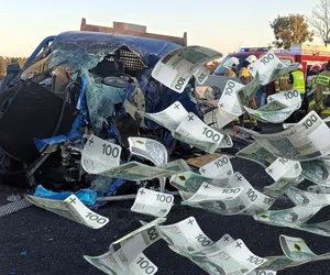 Banknoty wirowały w powietrzu. W aucie ofiar wypadku pod Płońskiem była ogromna kwota!