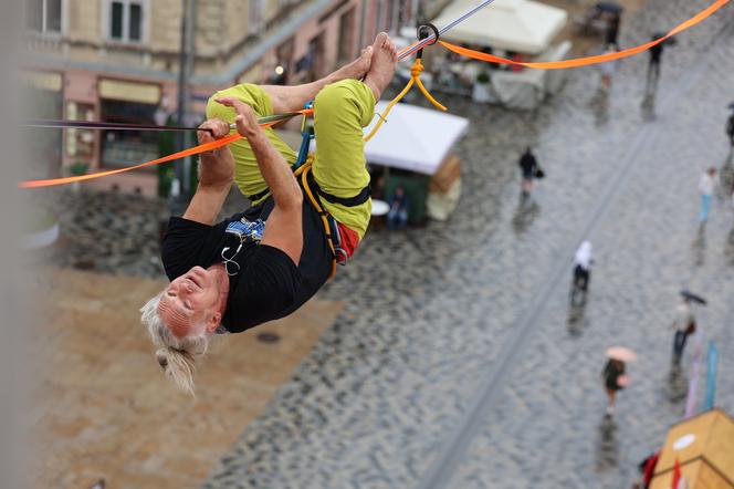   Urban Highline Festival 2023 w Lublinie. Slacklinerzy robią cuda na linach!