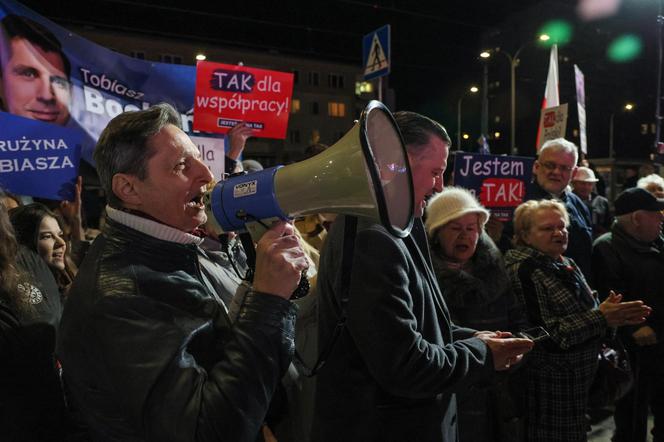 Mieszkańcy Warszawy zebrani pod siedzibą TVP przed debatą przedwyborczą