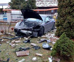 Luszowice. Ogrodzenie kościoła zdemolowane przez porsche panamera. Autem podróżowały dzieci