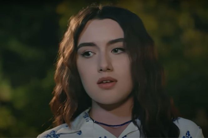 Wkrótce dołączy do niego Zeynep. Wspólnie będą patrzyli w rozgwieżdżone niebo  