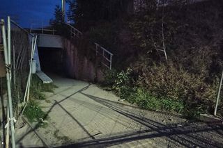 Nieoświetlony tunel pod torami wzdłuż ul. Kolejowej 