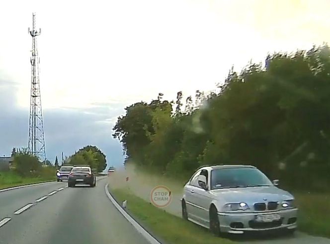 Kierowca bmw pędził ścieżką rowerową pod Bydgoszczą. Policjanci mówią, że uciekał