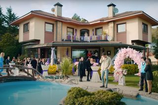 Melis ogłosi, że jest w ciąży z Egem i w ten sposób zmusi go do ślubu.