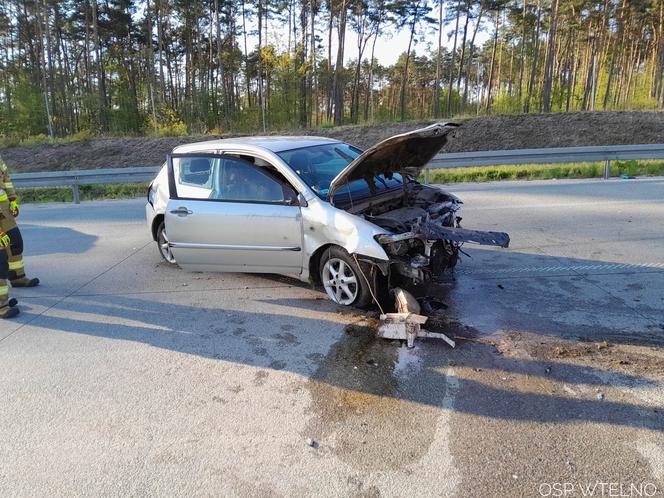 Osobówka wbiła się w barierki! Groźny wypadek na S5 pod Bydgoszczą [ZDJĘCIA] 