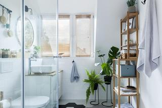 Mała biała łazienka na poddaszu. Jak zaprojektować łazienkę ze skosem? Drewno i rośliny ocieplają wnętrze